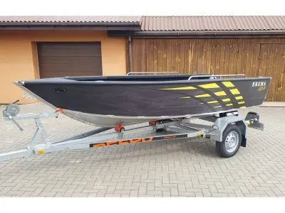 Brema 435V Fishing — Bateau à moteur gris posé sur une remorque, photographié de profil.