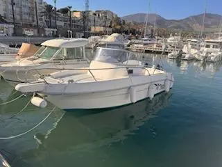 Capelli Cap 24 WA — Bateau à moteur blanc amarré dans un port, vu de trois quarts avant.