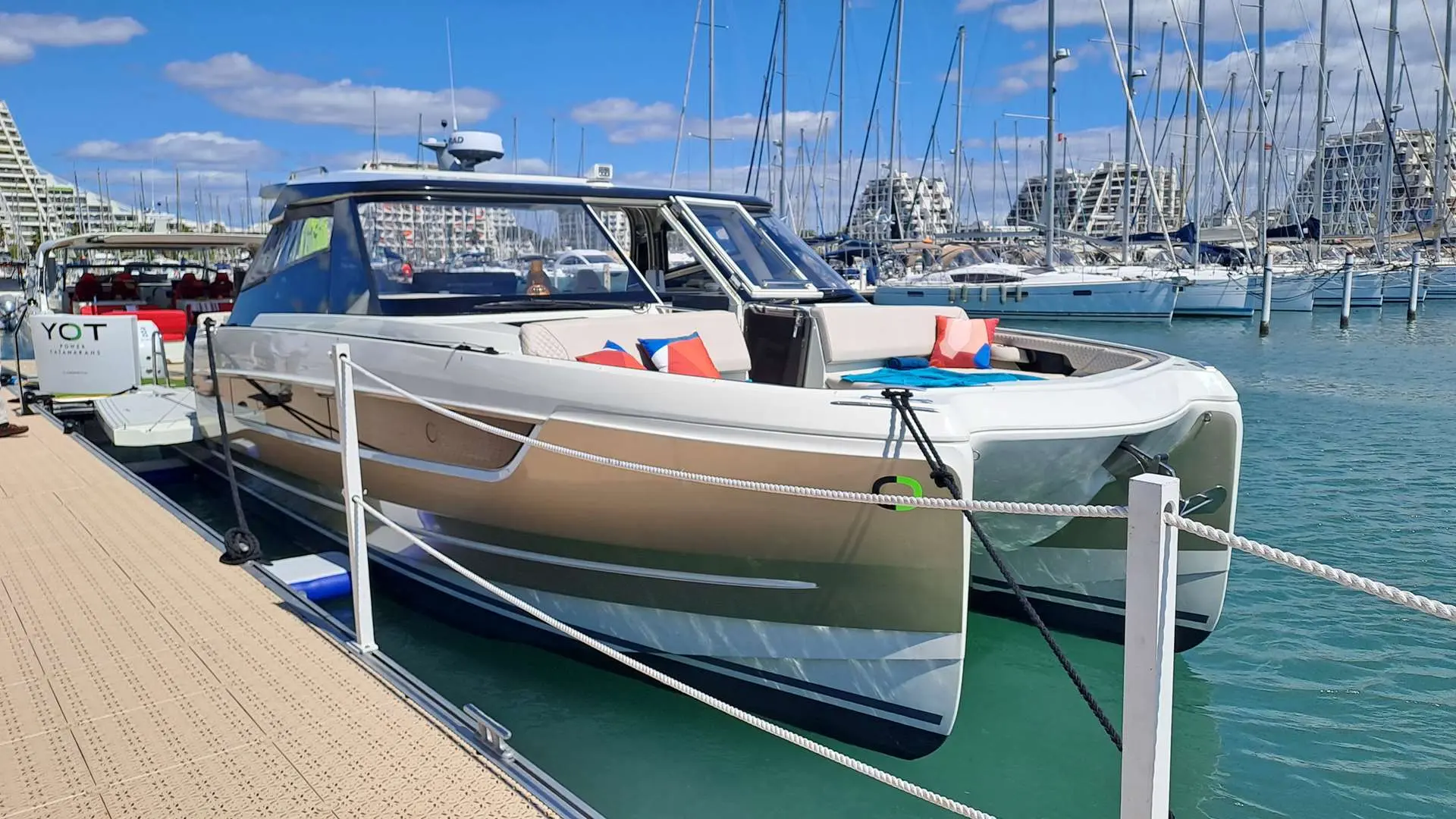 Yot 41 — Bateau de plaisance amarré dans une marina, vu de trois quarts avant.
