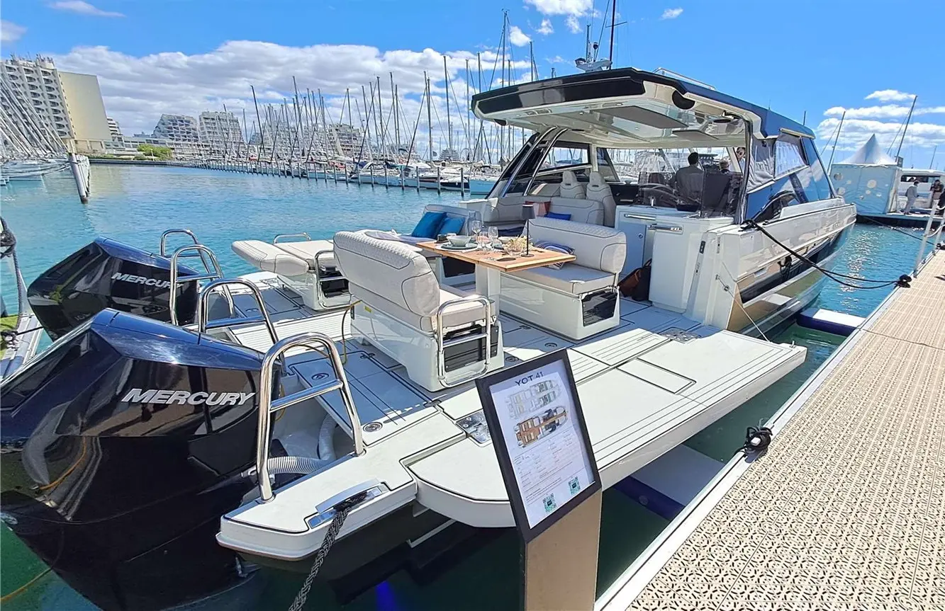 Yot 41 — Bateau à moteur amarré, photographié de trois quarts arrière dans une marina.