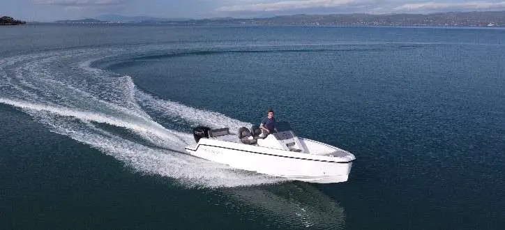Protagon 20 — Bateau à moteur blanc vu de trois quarts en navigation sur une mer calme.