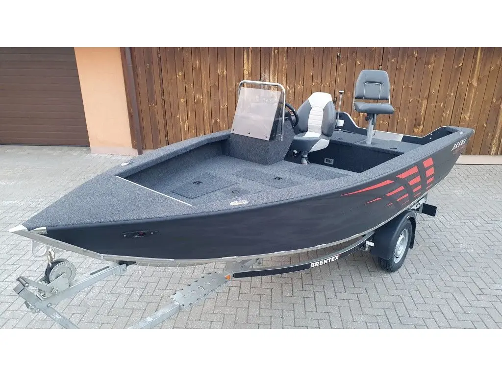 Brema 450V Pro Bass — Bateau à moteur gris vu de trois quarts sur une remorque, devant un bâtiment.