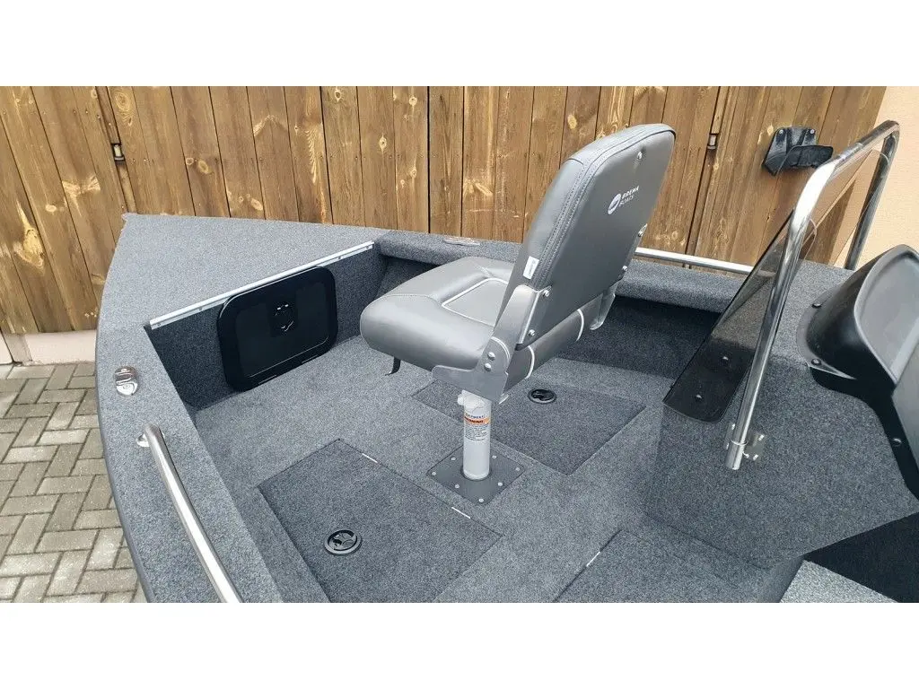 Brema 480V Fishing Pro — Vue du cockpit arrière d’un bateau avec siège central et pont moquetté.