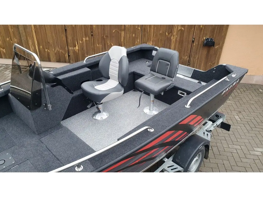 Brema 480V Fishing Pro — Vue en plongée du pont ouvert d’un bateau équipé de deux sièges et d’un pare-brise.