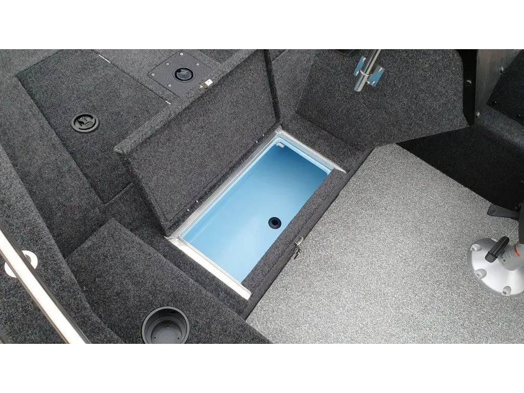 Brema 480V Fishing Pro — Vue rapprochée d’un compartiment bleu intégré dans le pont revêtu de moquette.
