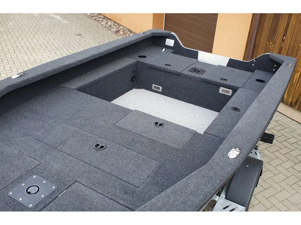 Brema 480V Pro Bass — Vue intérieure de l’espace de pont aménagé d’un bateau de pêche.