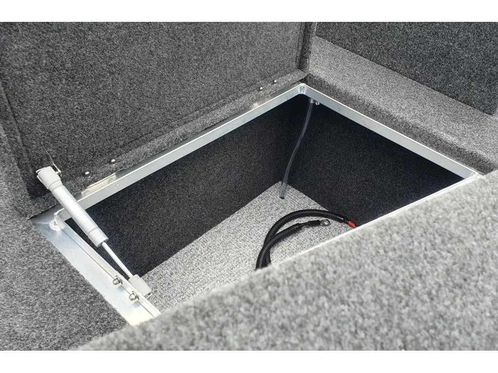 Brema 480V Pro Bass — Compartiment de rangement ouvert et moquetté à l’intérieur d’un bateau.