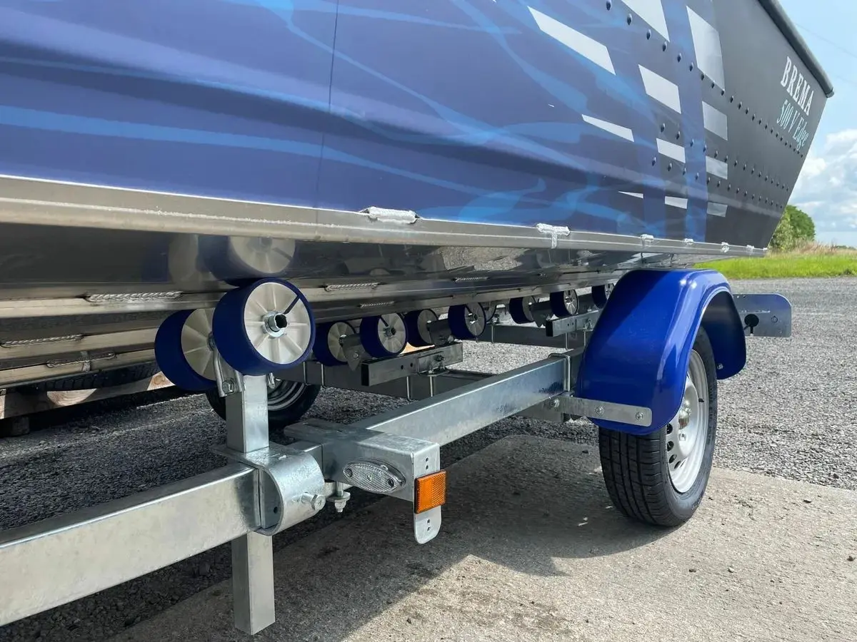 Brema 500V Edge — Vue rapprochée de la coque d’un bateau bleu posé sur sa remorque.