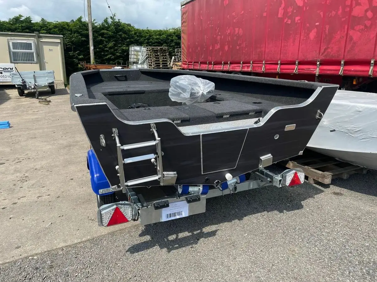 Brema 500V Edge — Bateau à coque noire vu de trois quarts arrière sur sa remorque.