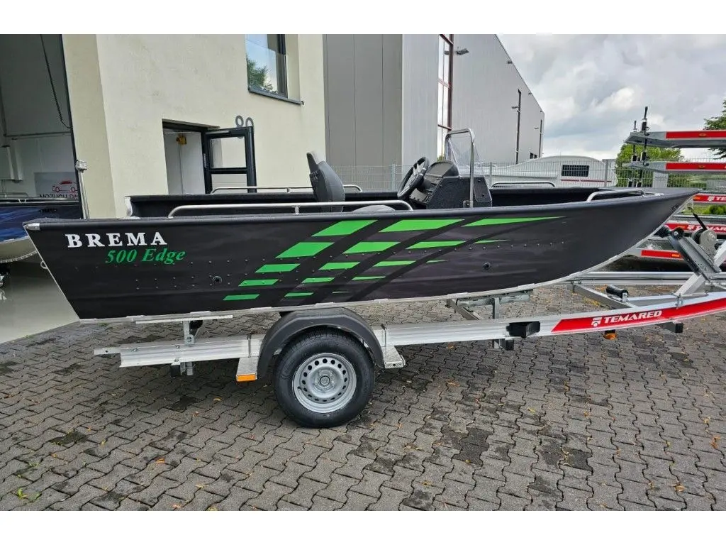 Brema 500V Edge — Bateau Brema 500 Edge noir et vert présenté sur une remorque devant un bâtiment.