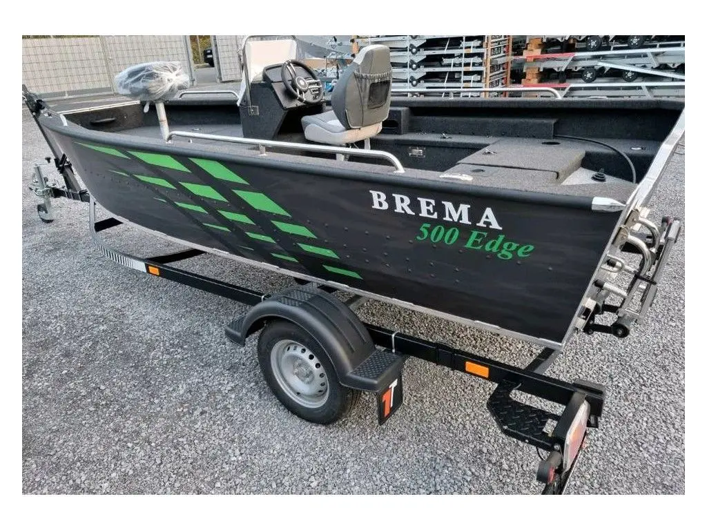 Brema 500V Edge — Bateau de pêche vert et noir présenté sur sa remorque, vu de trois quarts.