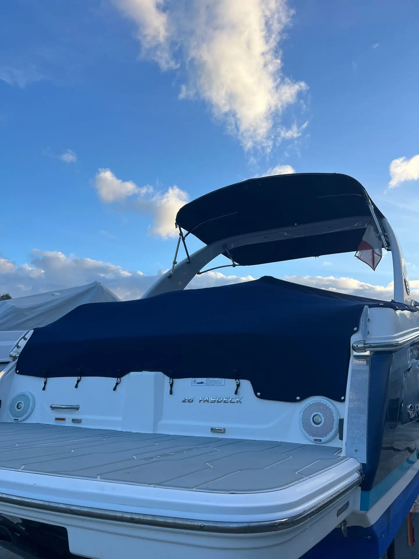 Regal 26 Fasdeck — Vue arrière d’un bateau montrant la plateforme de baignade et le taud.