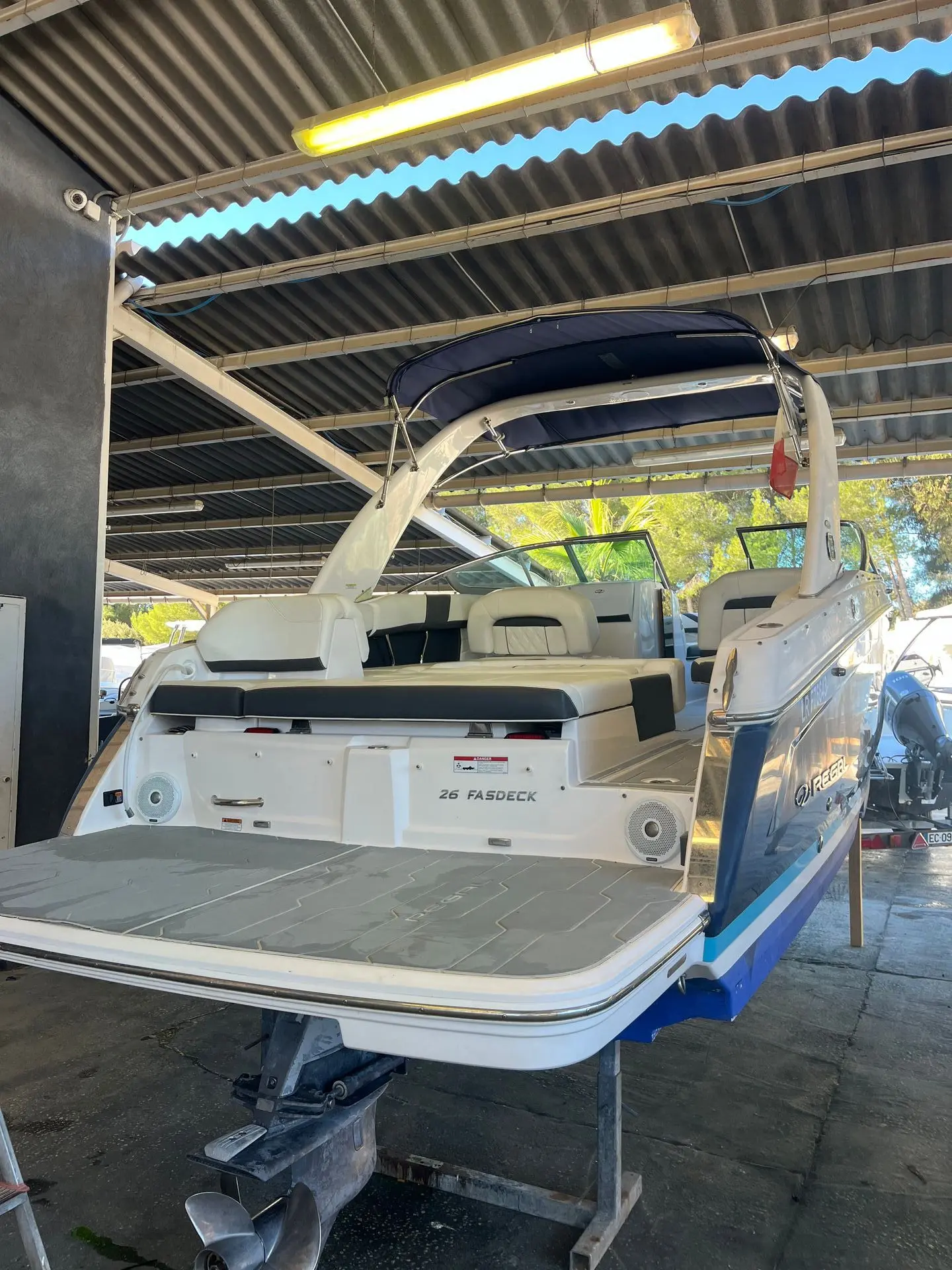 Regal 26 Fasdeck — Vue arrière trois quarts d’un bateau à moteur sur ber.