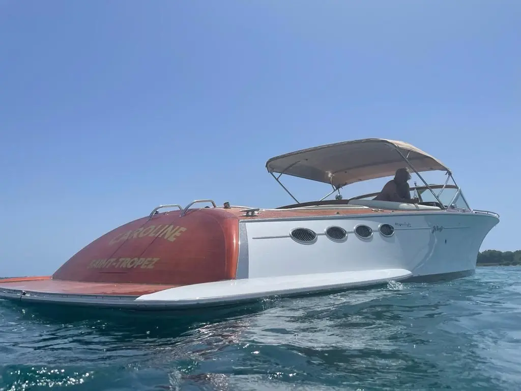 Jcraft Torpdeo 42 — Bateau à moteur blanc et rouge photographié de trois quarts sur l’eau.