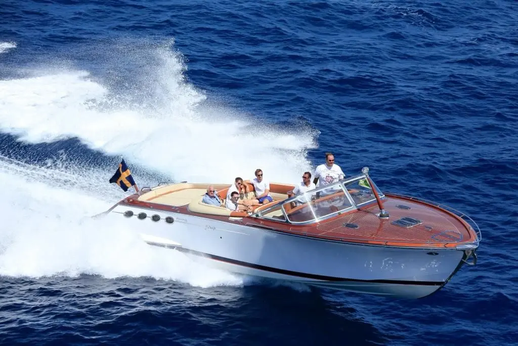 Jcraft Torpdeo 42 — Bateau à moteur naviguant à vive allure, avec plusieurs passagers à bord.