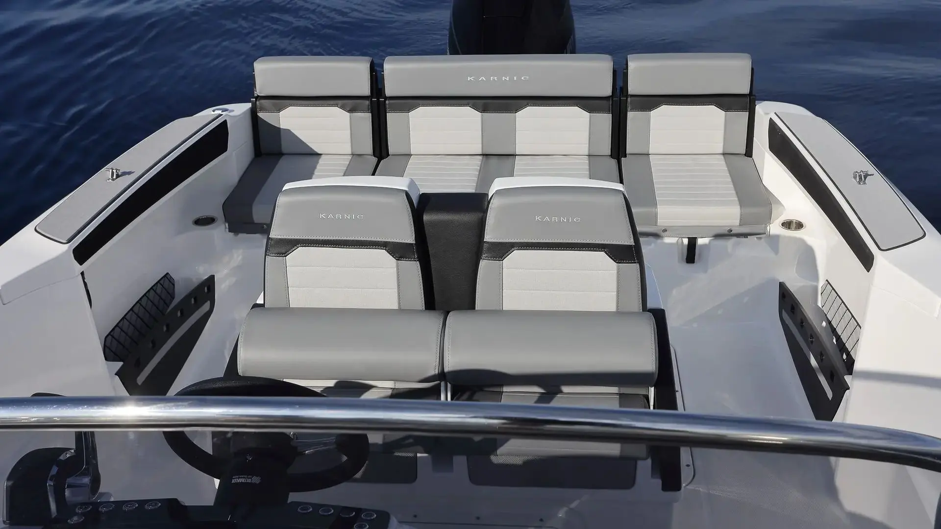 Karnic SL642 — Vue du cockpit et des banquettes d’un bateau sur l’eau.