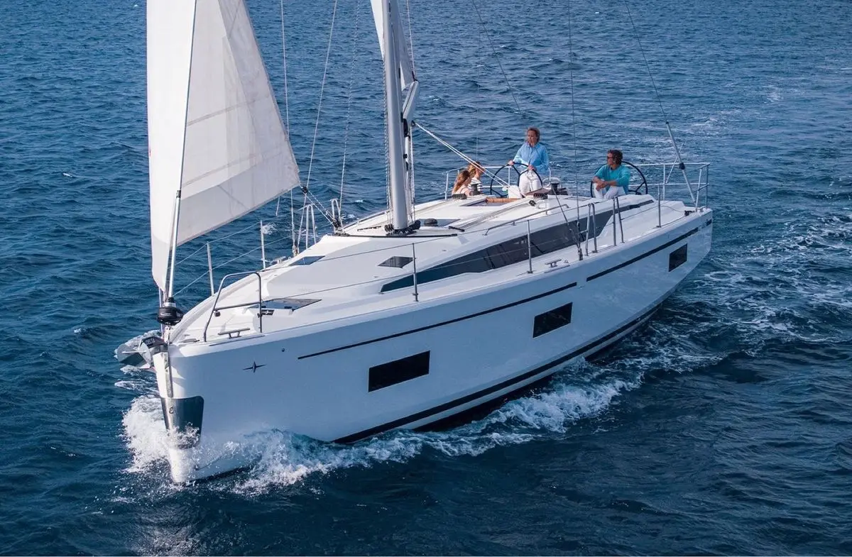 Bavaria c 42 — Voilier blanc naviguant au près avec trois personnes à bord.