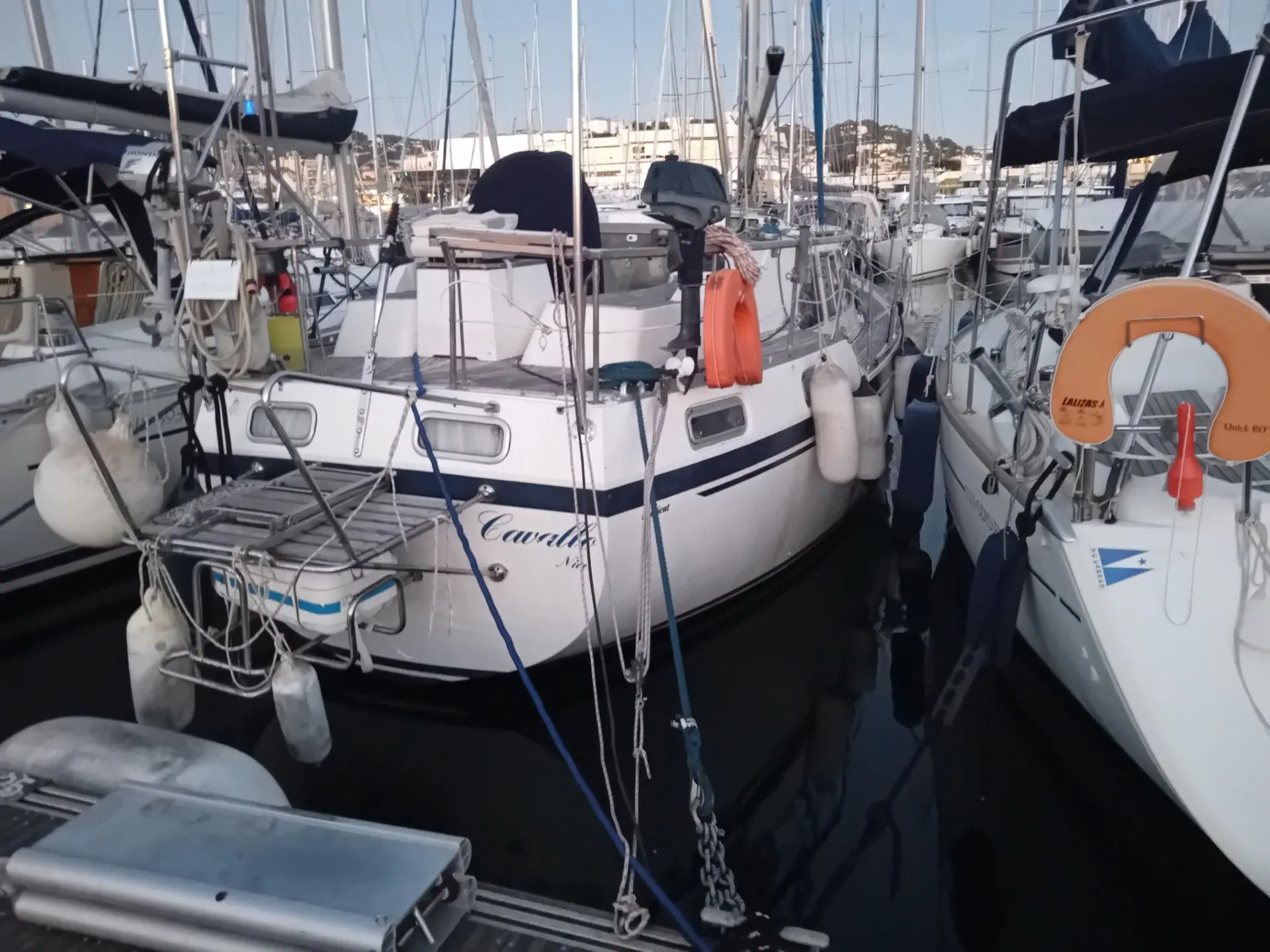 Siltala Yachts Nauticat 35 — Voilier blanc vu de trois quarts arrière dans un port de plaisance.