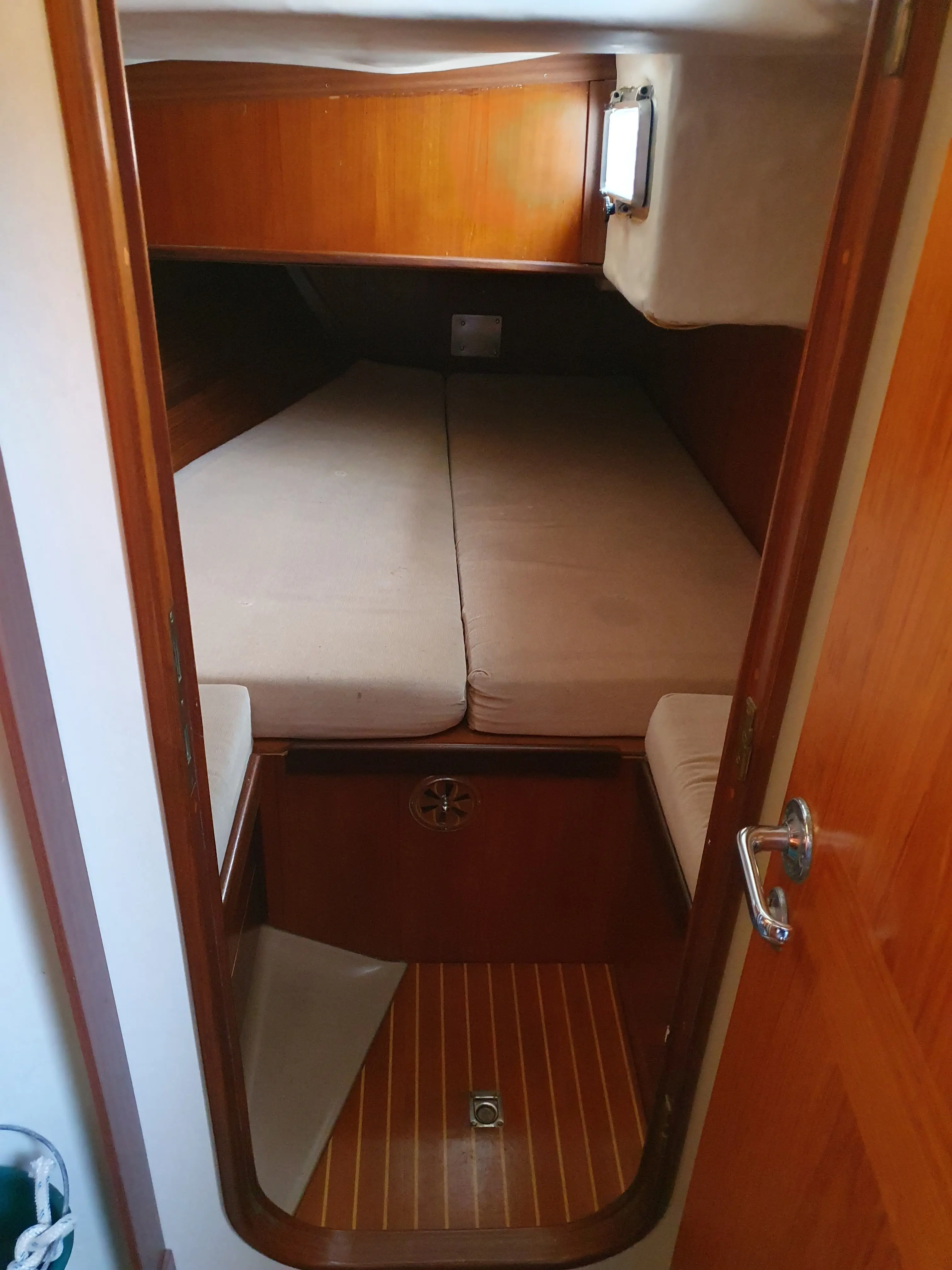 Beneteau First 435 — Cabine intérieure avec deux couchettes et boiseries vernies.