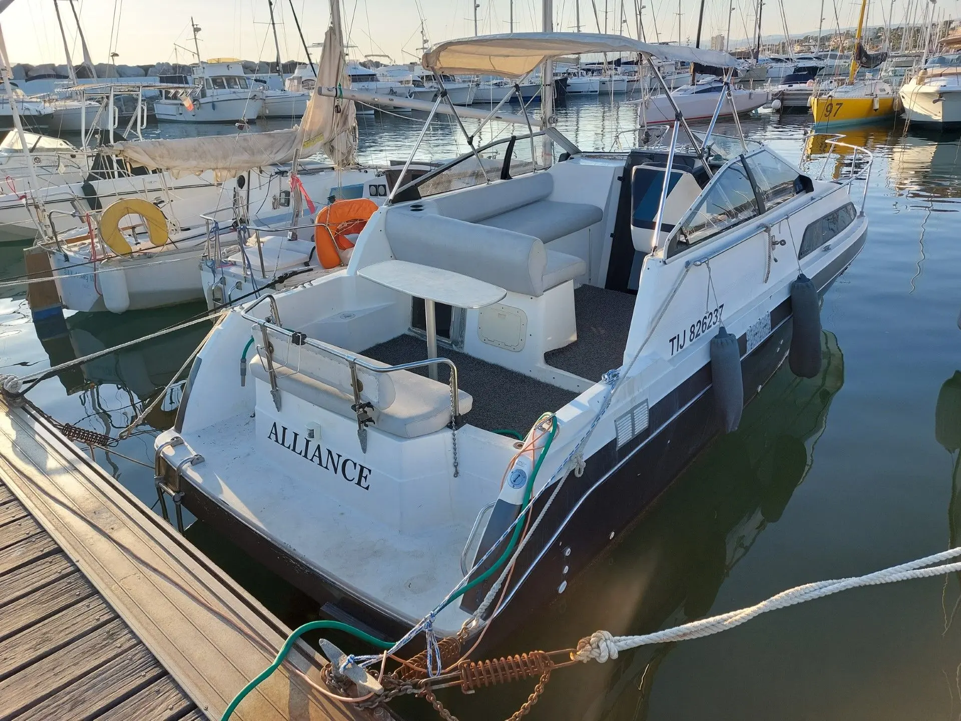 Bayliner 2655 Ciera Sunbridge — Bateau à moteur amarré dans un port, avec cockpit et taud visibles.