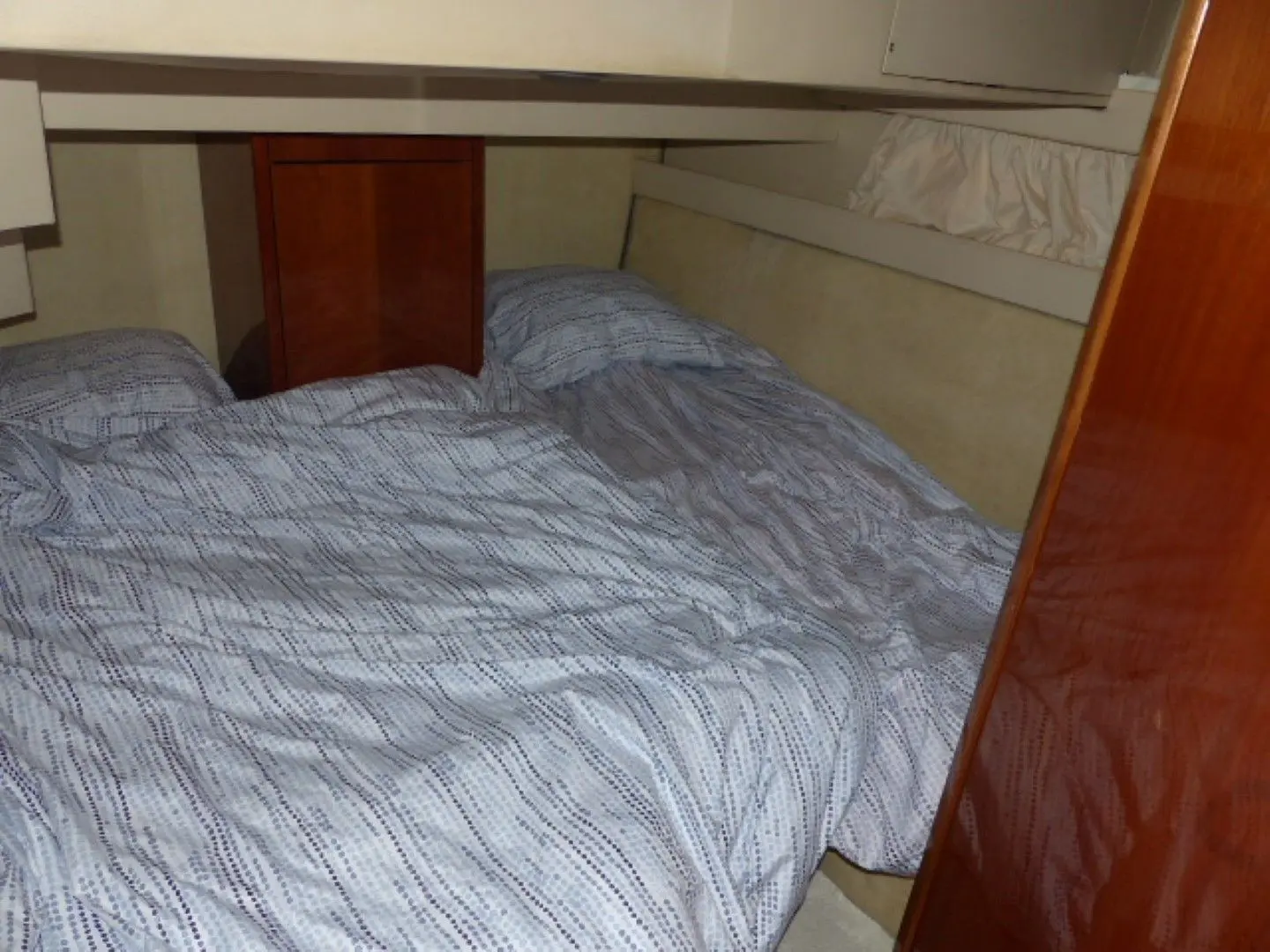 Azimut 37 — Couchette double avec literie à l'intérieur du bateau.
