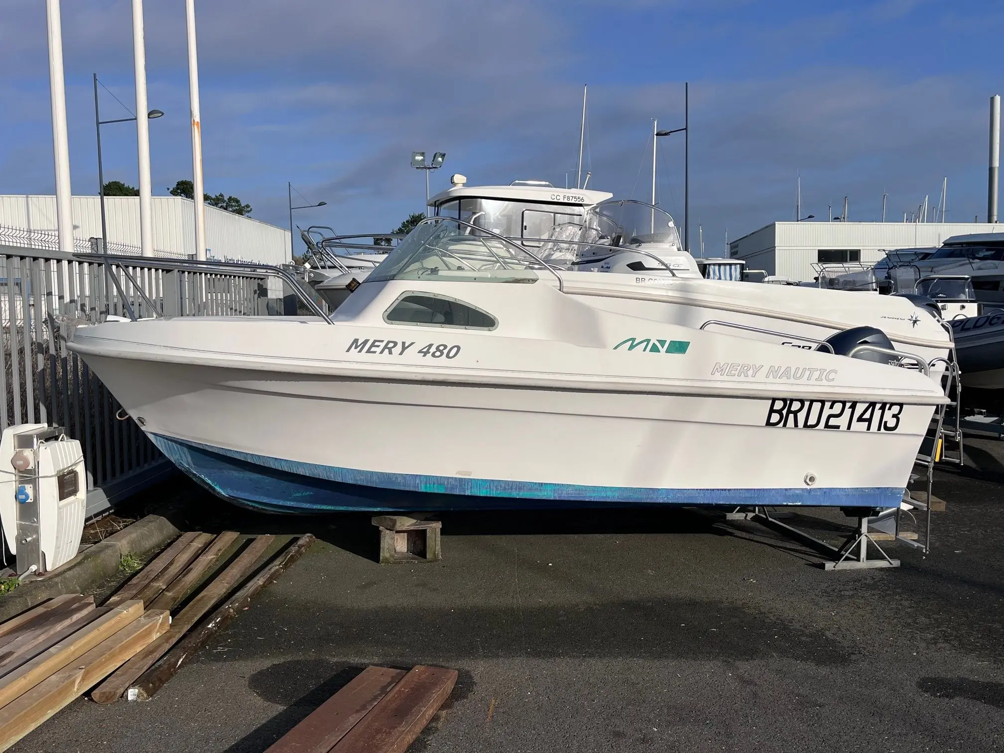 Mery Nautic 480 — Bateau blanc Mery 480 photographié de profil sur berceau dans un chantier nautique.