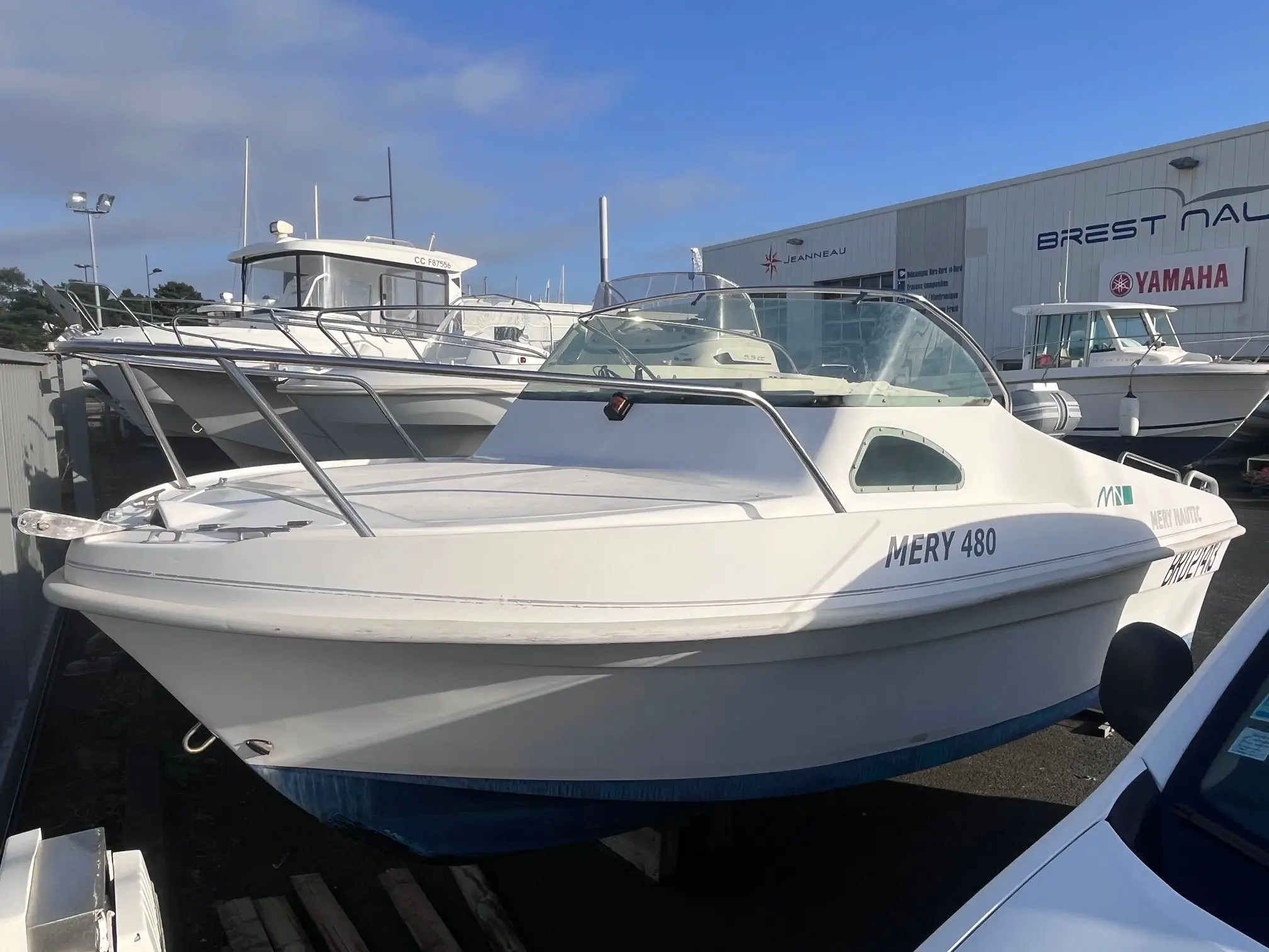 Mery Nautic 480 — Bateau à moteur blanc photographié de trois quarts dans un port à sec.