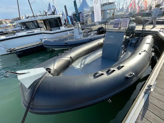 Navisoul 650 — Semi-rigide gris exposé dans un salon nautique, vu depuis le ponton.