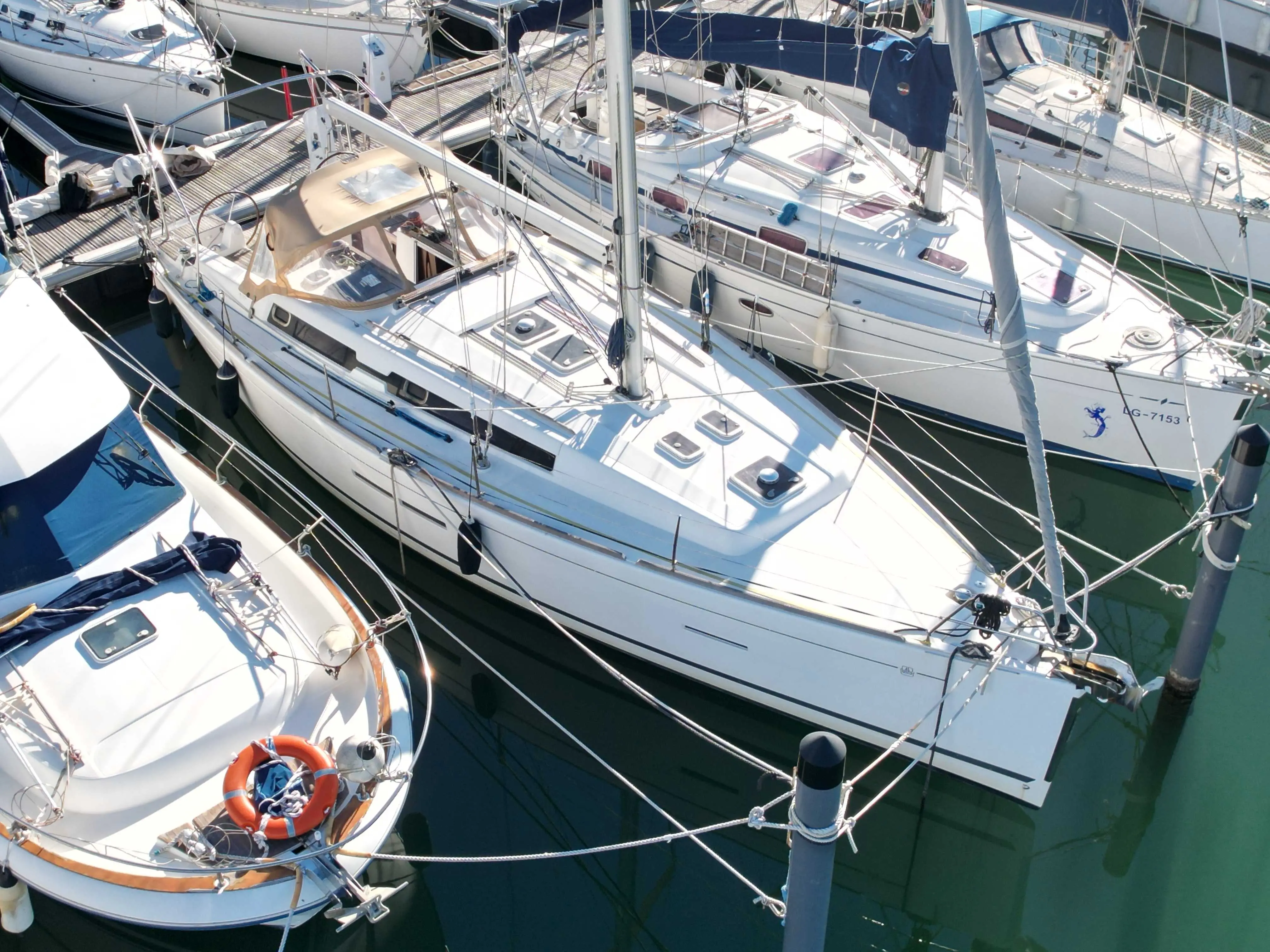 Dufour 405 — Voilier blanc amarré dans une marina, vu en plongée parmi d'autres bateaux.
