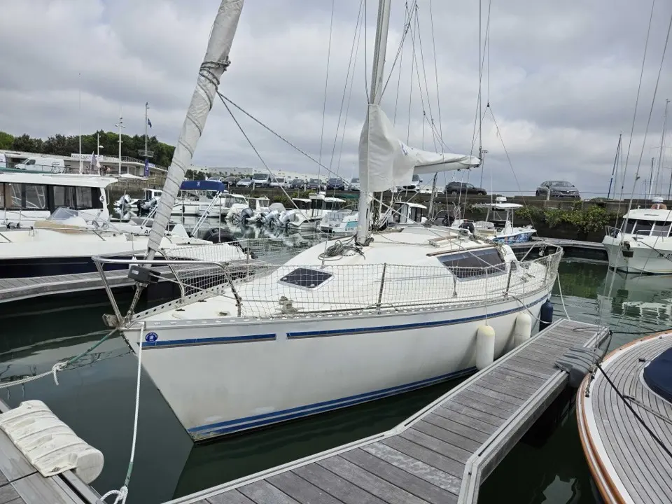 Gibert Marine Gib Sea 262 — Voilier blanc amarré dans un port, vu de trois quarts avant.