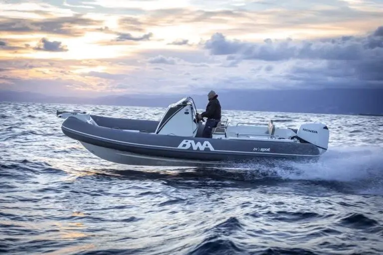 BWA Sport 24 GTO — Un bateau semi-rigide BWA navigue sur une mer agitée au coucher du soleil.