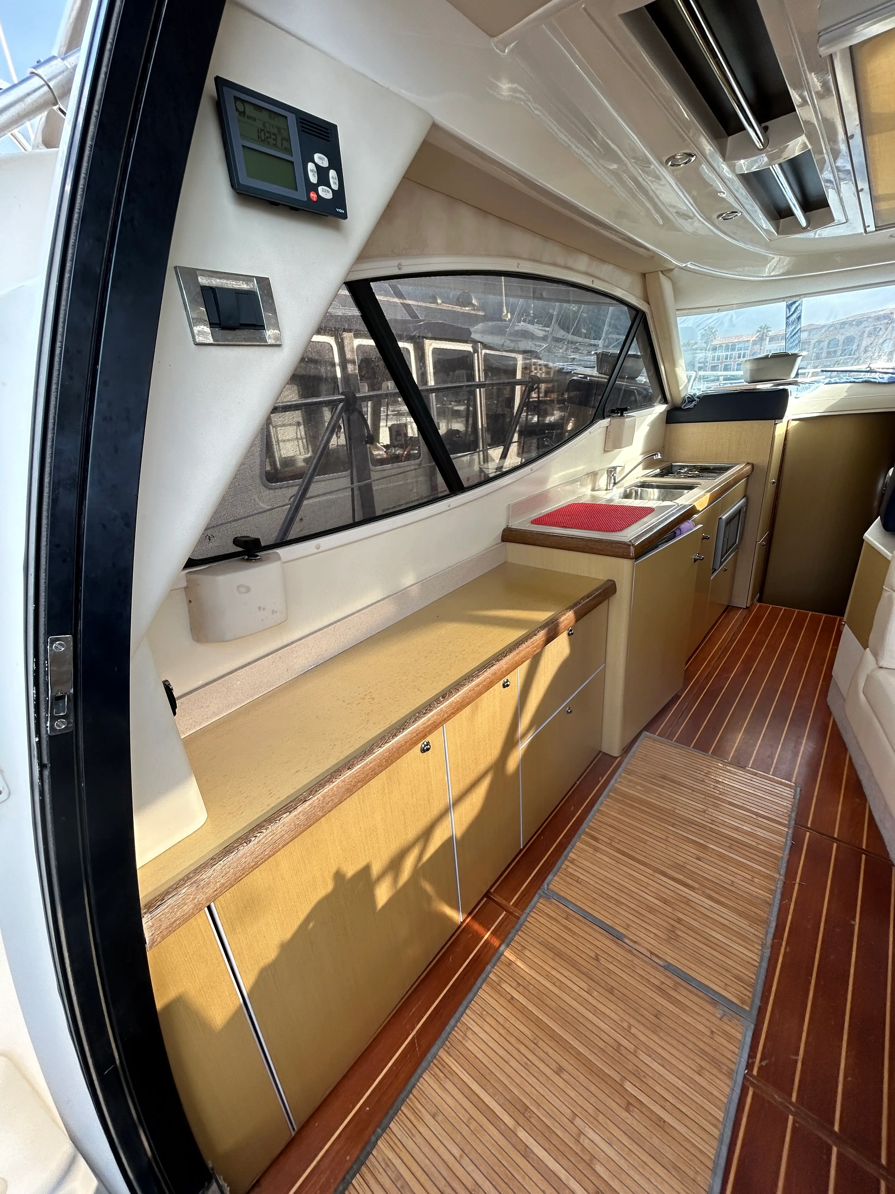 Sealine C 39 — Vue intérieure de la cuisine avec plan de travail, rangements et plaques de cuisson.