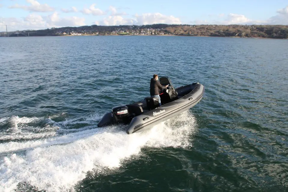 Adventure Vesta 550 Profish — Bateau pneumatique semi-rigide naviguant sur une étendue d’eau.