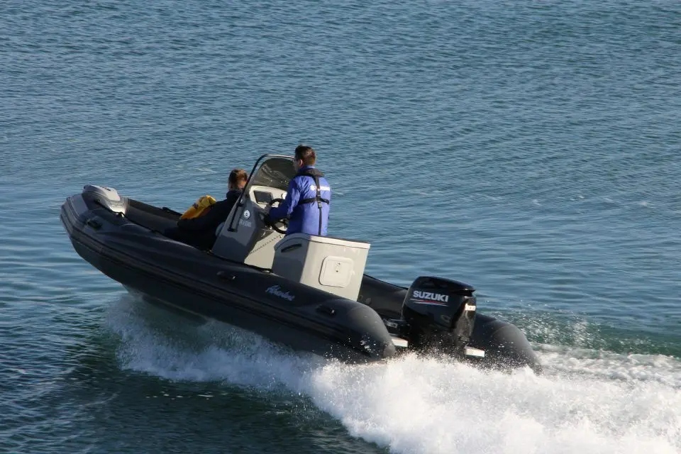 Adventure Vesta 585 Profish — Bateau pneumatique semi-rigide naviguant à grande vitesse sur l’eau.