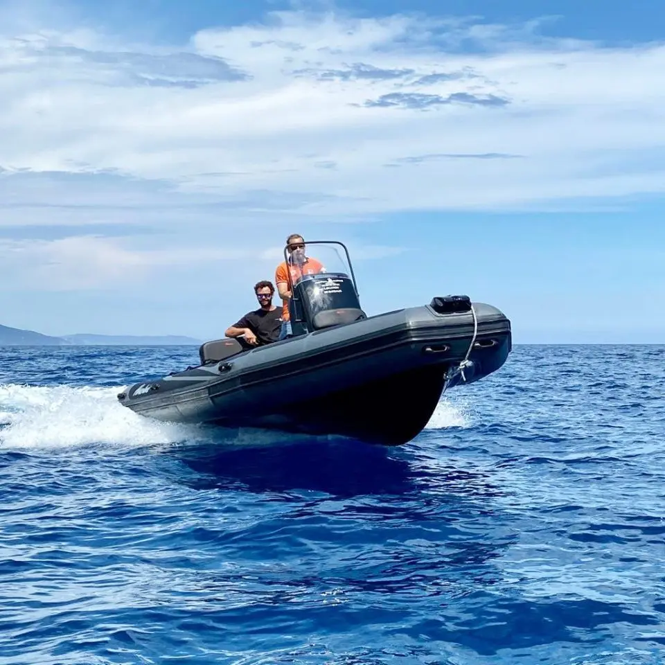 Adventure Vesta 650 Élite — Bateau pneumatique semi-rigide naviguant sur une mer bleue, avec deux personnes à bord.
