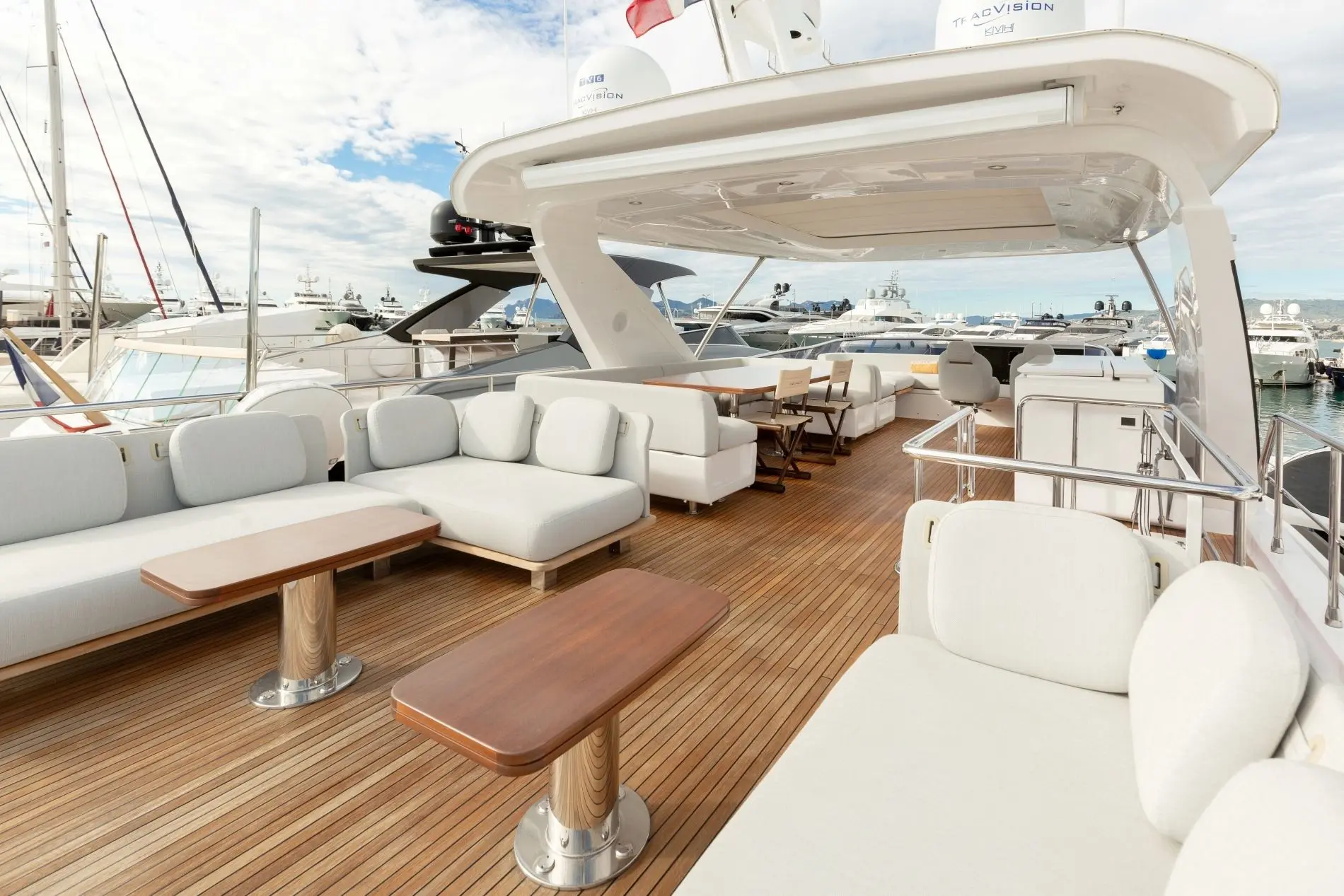 Azimut 72 flybridge — Pont extérieur aménagé avec salons, tables et poste de pilotage.