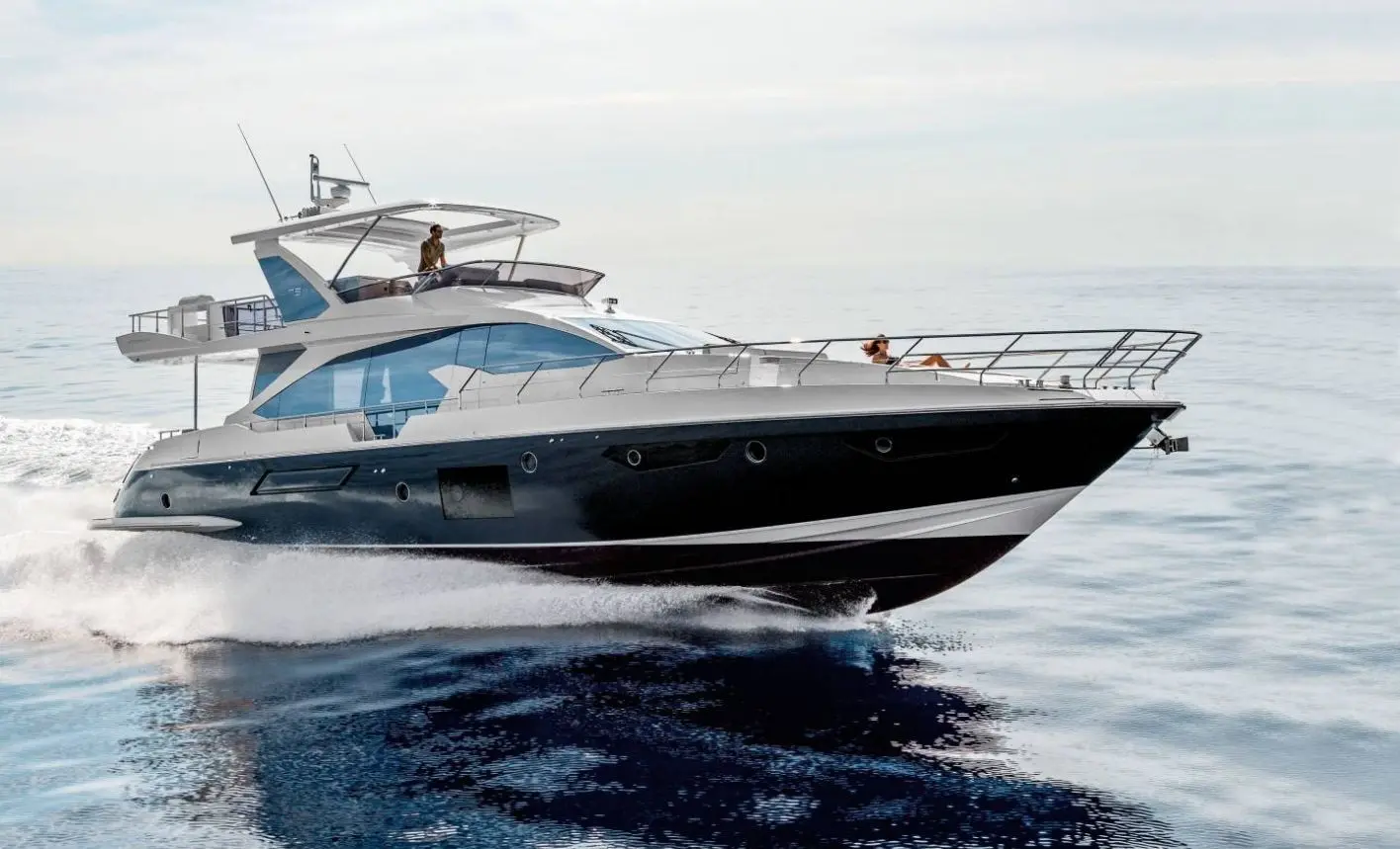 Azimut 72 flybridge — Bateau à moteur blanc et noir naviguant à vive allure en mer.