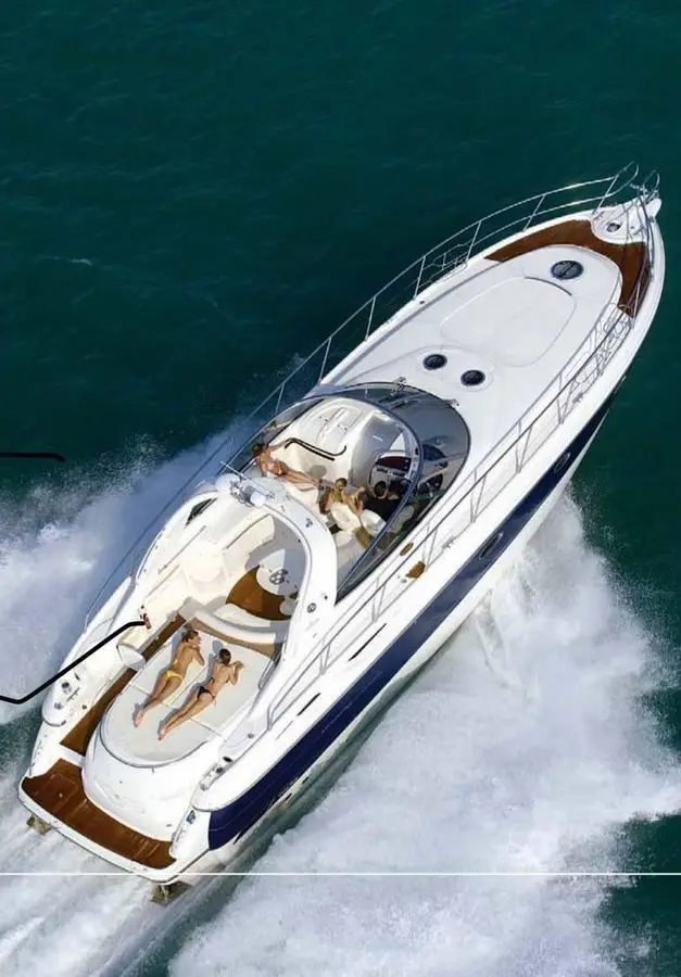 Cranchi Mediterranee 50 — Vue aérienne d’un bateau à moteur naviguant à grande vitesse avec plusieurs personnes à bord.