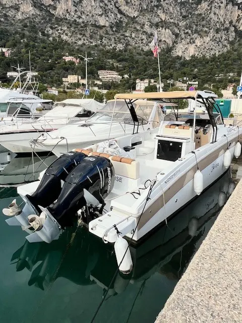 Saver 330 WA — Bateau à moteur blanc amarré dans un port, vu de trois quarts arrière.