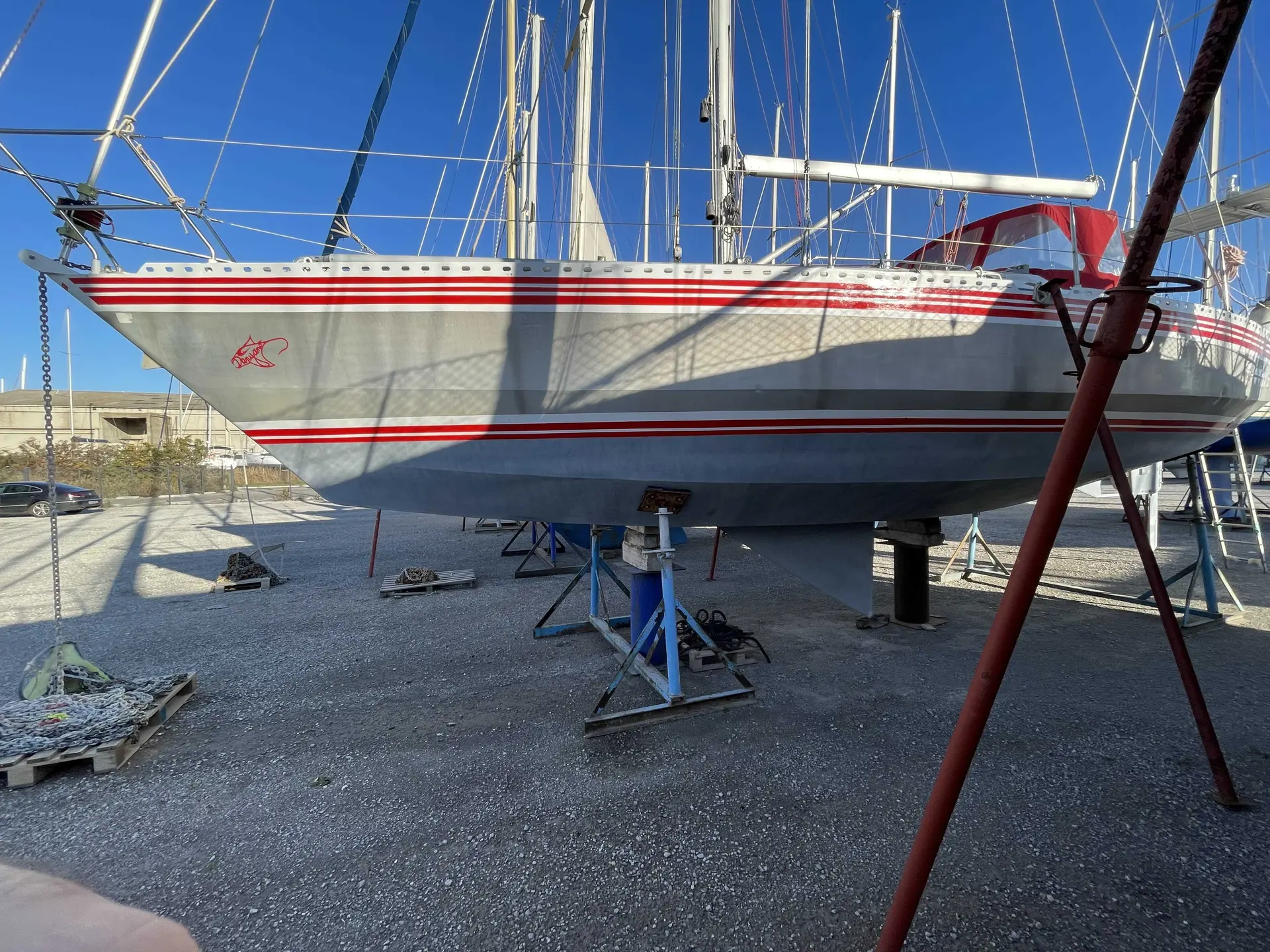 Alubat Ovni 37 — Voilier vu de profil sur bers, à terre dans un chantier nautique.