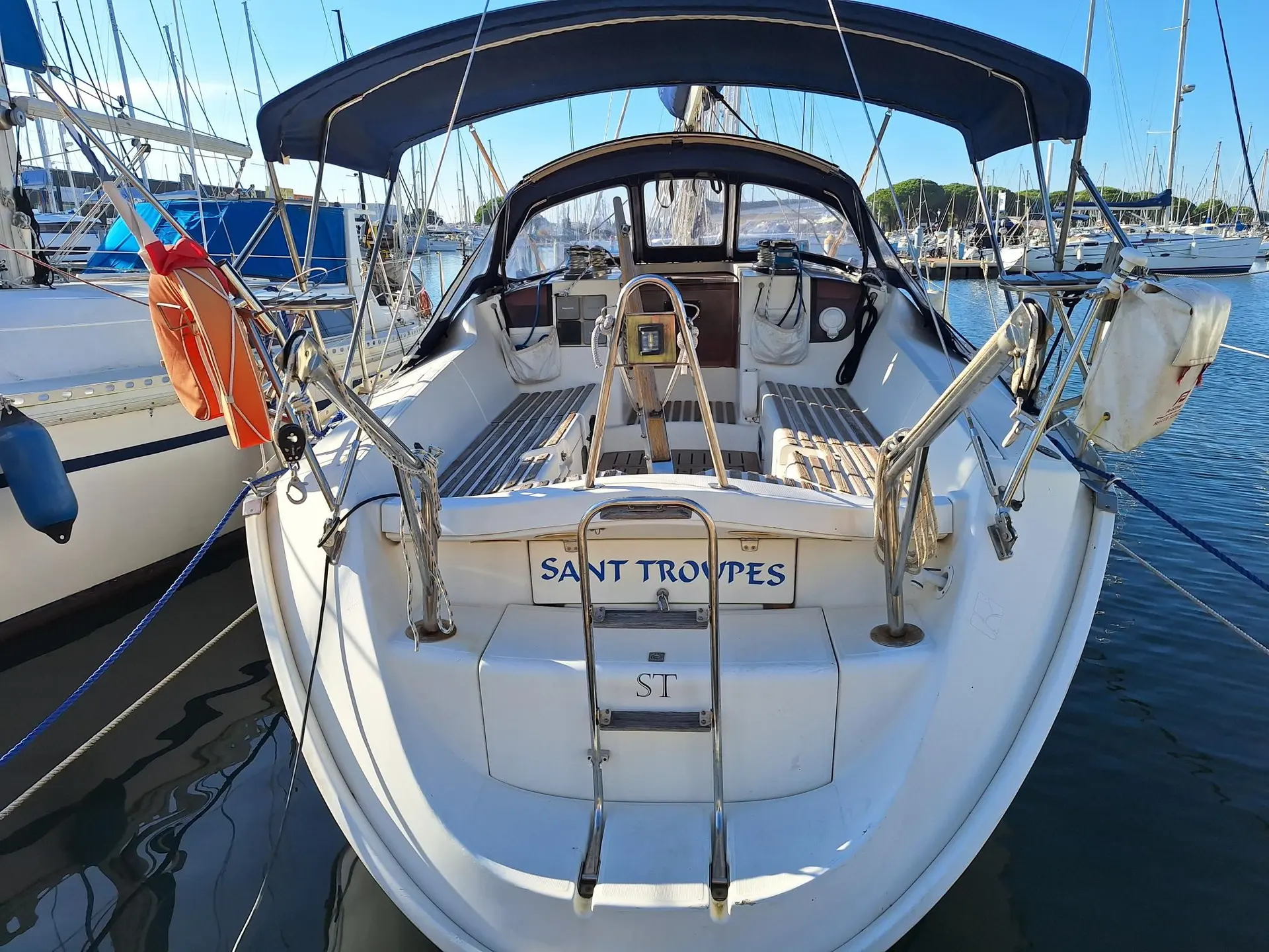 Jeanneau Sun Odyssey 34 — Vue arrière du cockpit d’un voilier amarré dans un port.