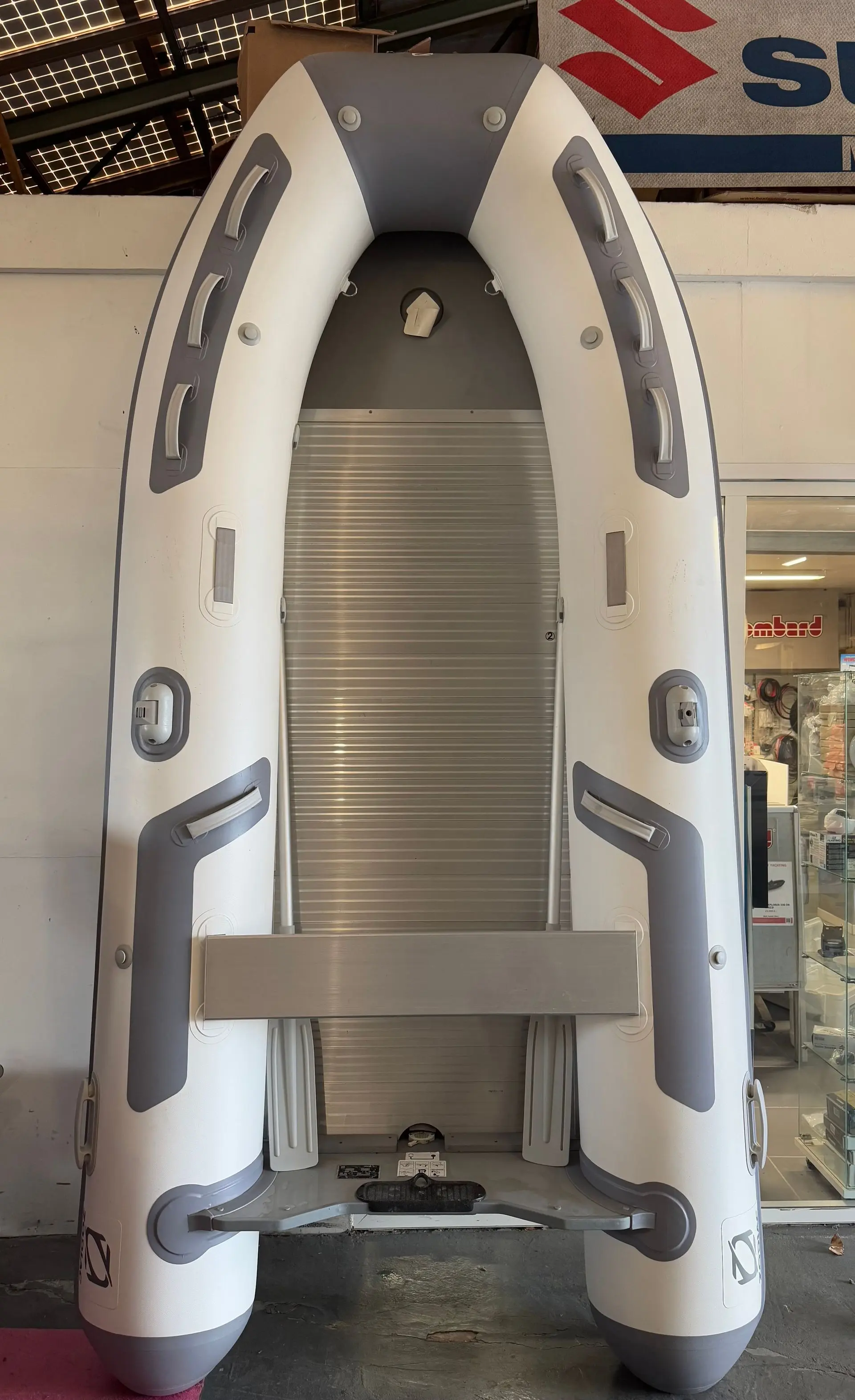 Zodiac Cadet 350 Alu — Vue intérieure d’un bateau pneumatique, avec plancher et poignées latérales visibles.