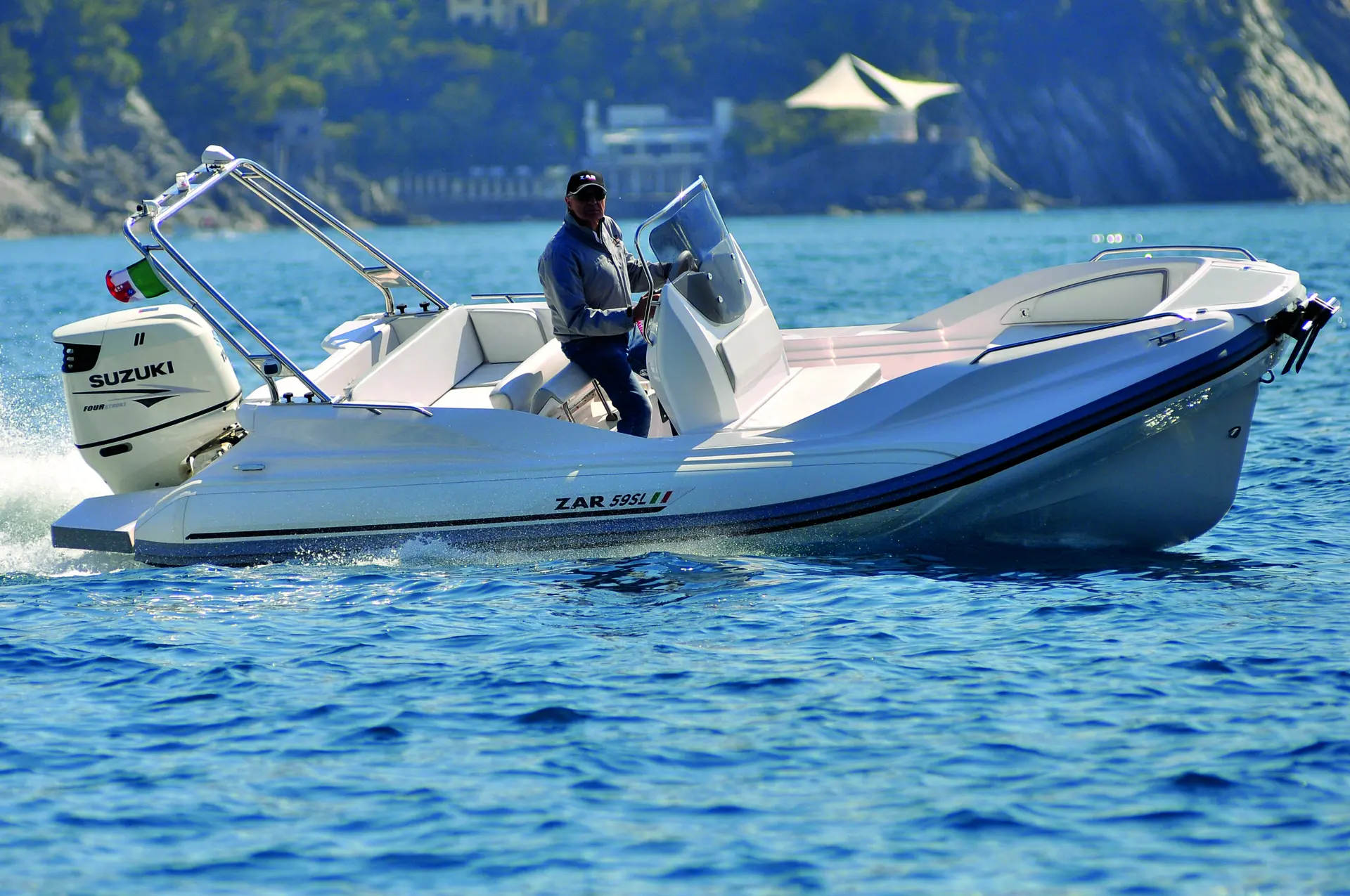 Zar Formenti Zar 59 Sl — Bateau pneumatique blanc naviguant sur un lac, vu de profil.