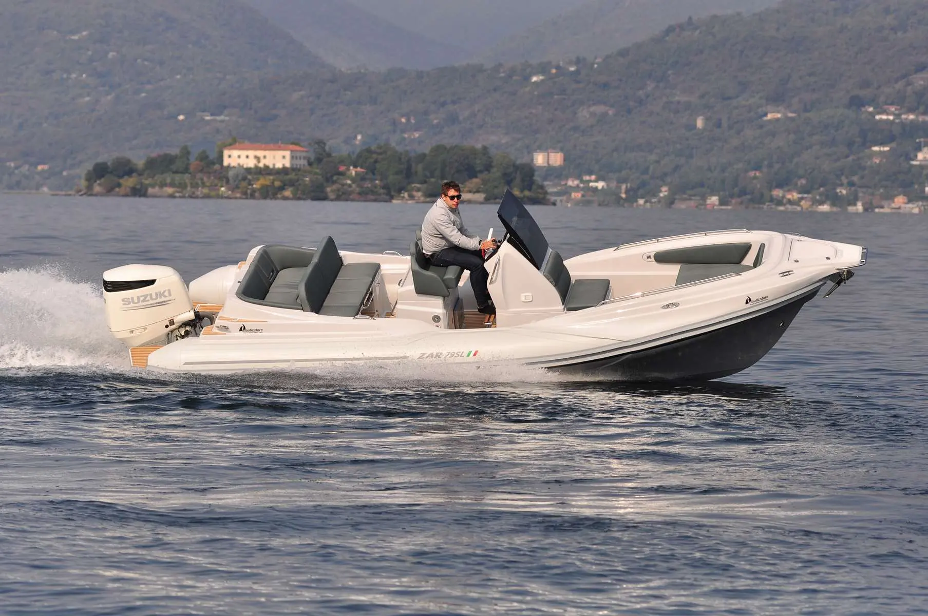Zar Formenti Zar 79 SL — Bateau semi-rigide blanc naviguant sur un lac, avec une personne à la console.