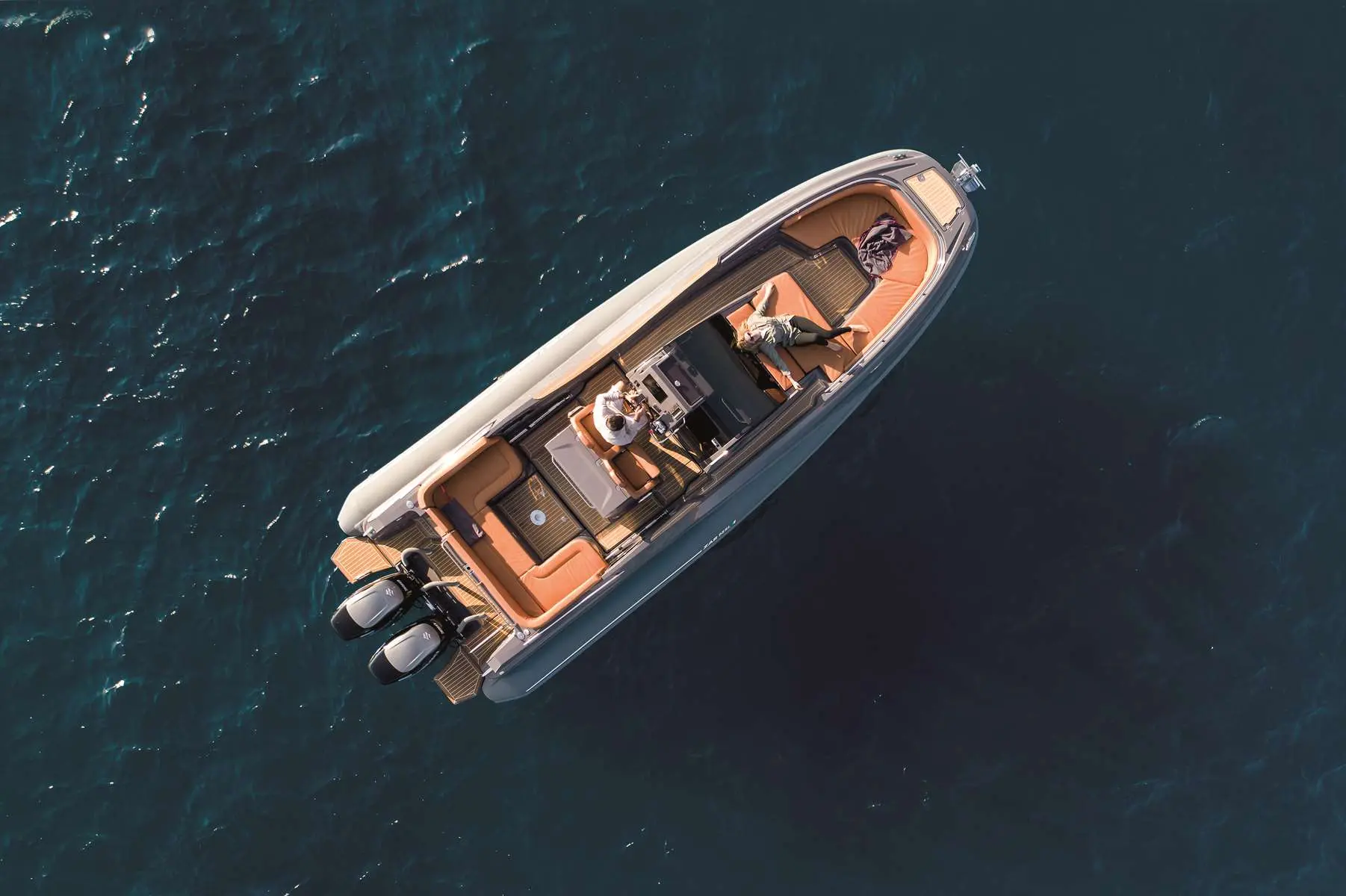 Zar Formenti Zar 95 SL — Vue aérienne d’un bateau semi-rigide naviguant sur une mer sombre.