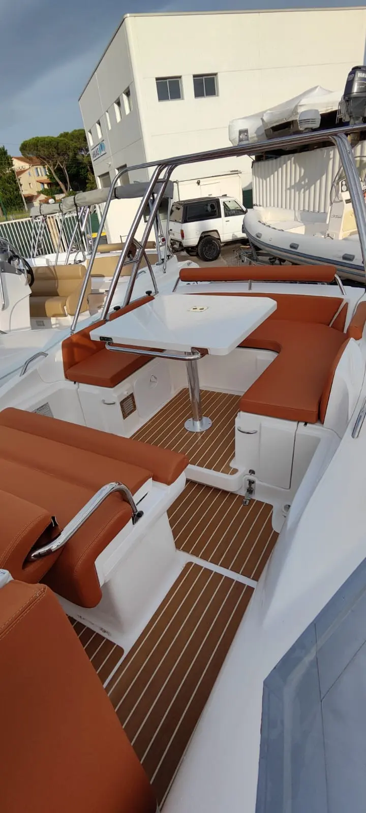 Zar Formenti Zar 65 Suite — Vue du cockpit avec banquettes, table centrale et pont en teck.