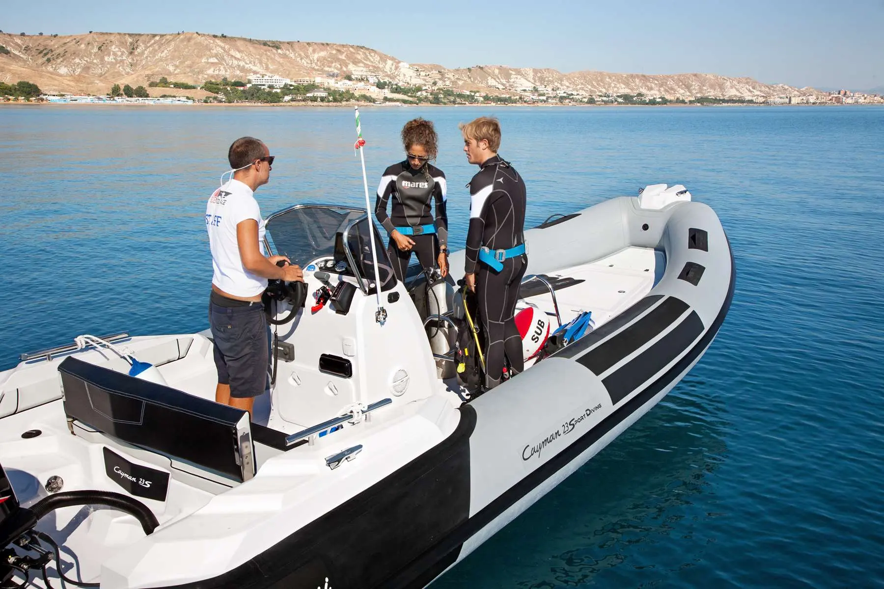 Ranieri Cayman 23 Sport Diving — Bateau pneumatique à console centrale avec trois personnes à bord, en mer.