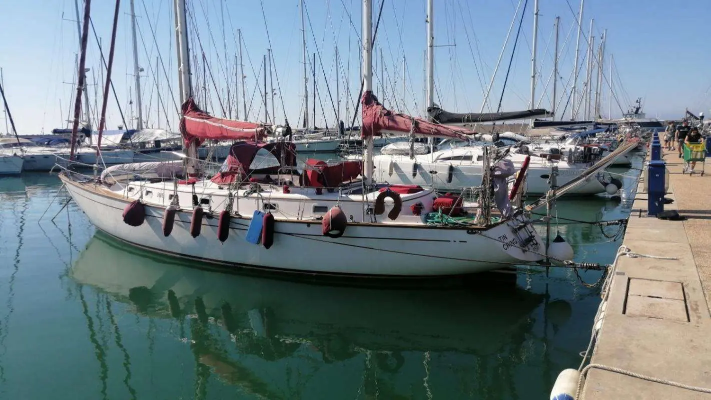 Celestial 48 — Voilier blanc amarré dans une marina, vu de profil.