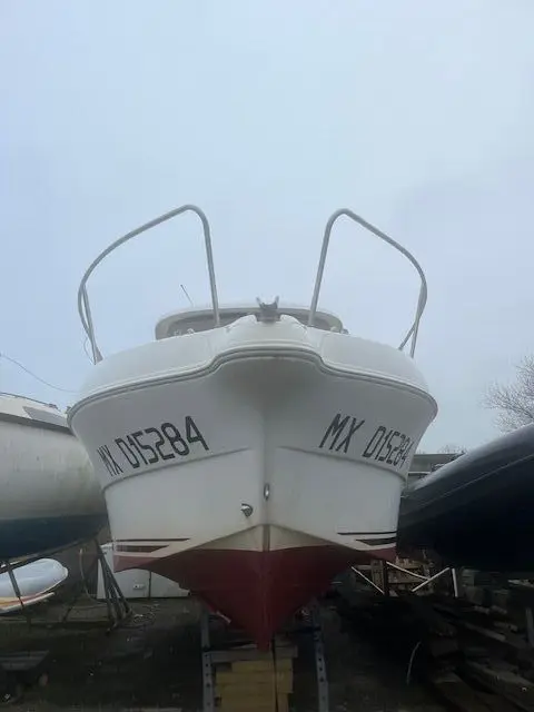 Arvor 215 — Vue frontale d’un bateau blanc et rouge stationné sur une remorque.