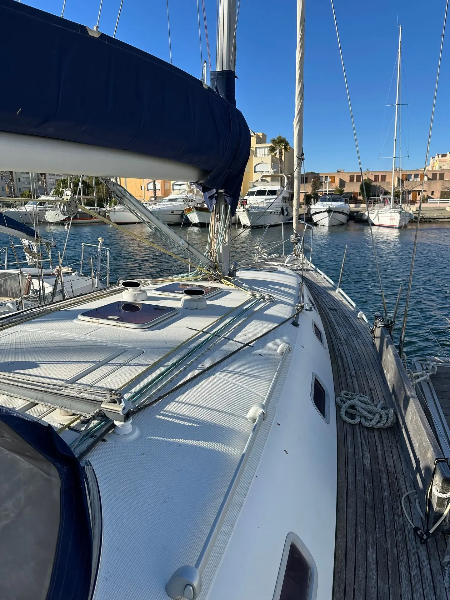 Harmony 42 — Vue du pont avant d’un voilier amarré dans un port.